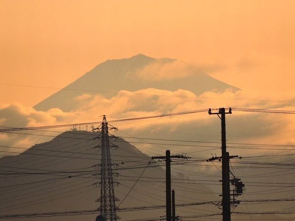 雨上がり朝焼けの中の富士山