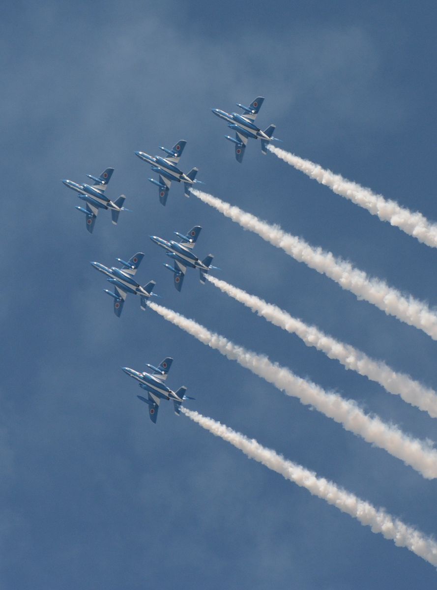 青空に白く