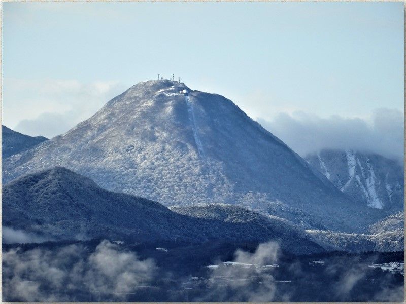 周辺の山々が薄っすら雪化粧の日