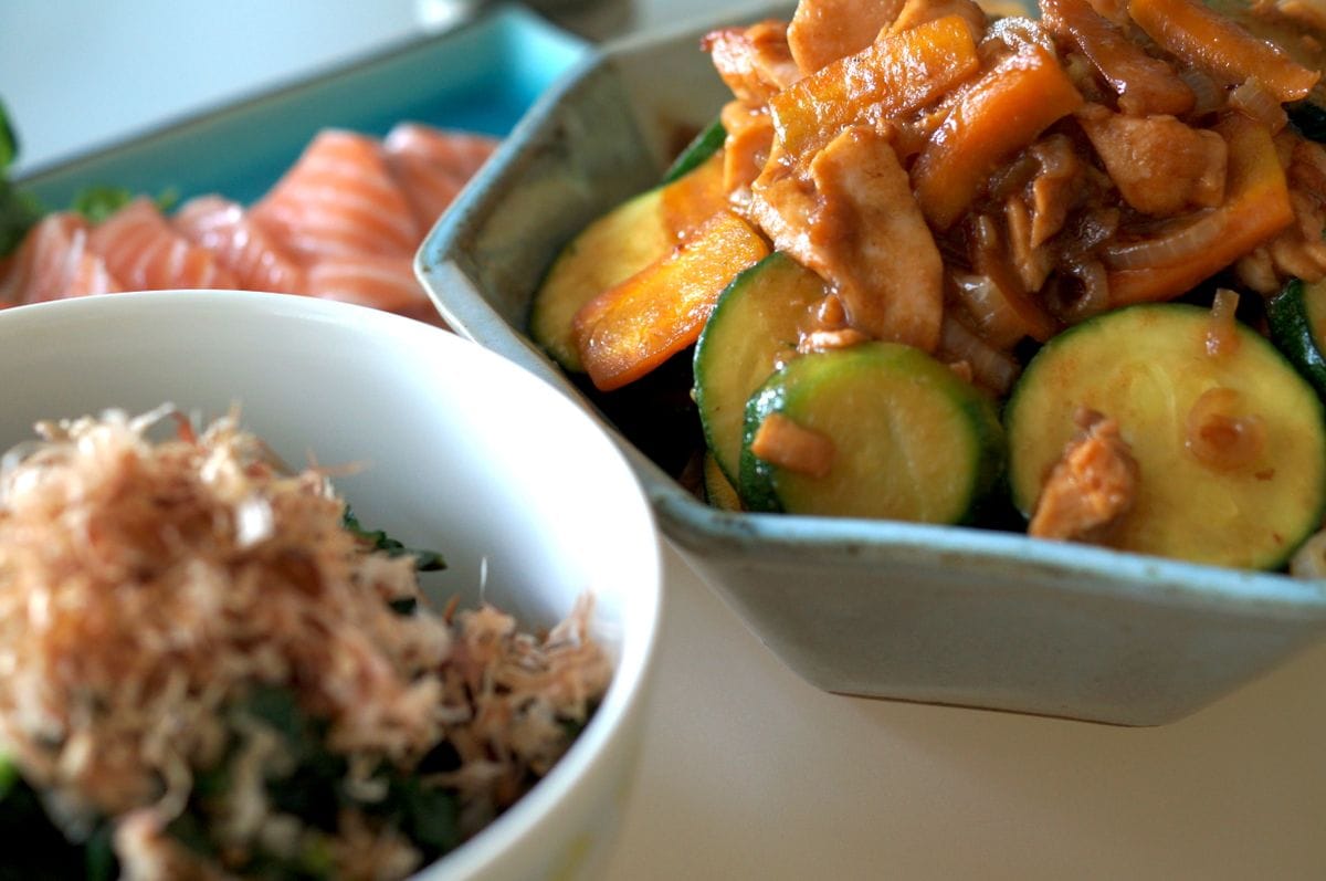 菜園の野菜とセール品のサーモン