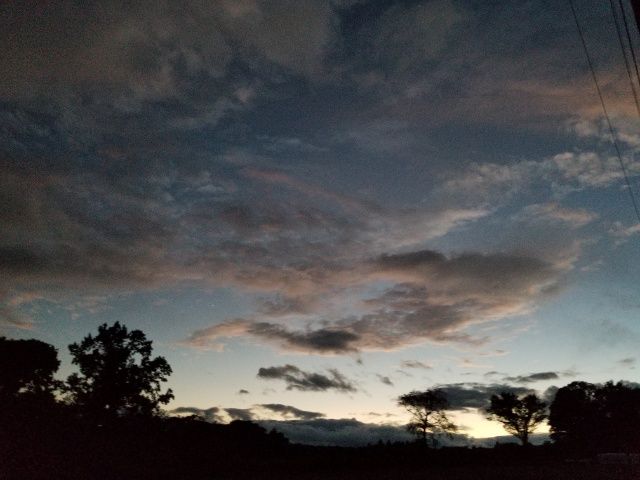 長い雨の一日と一瞬の夕日