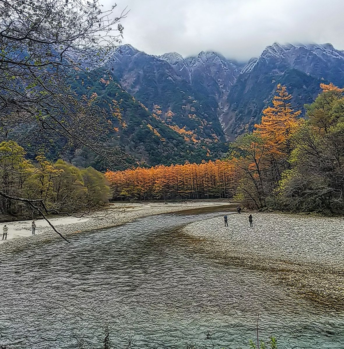 上高地は秋いろ🍁梓川沿いの歩道から