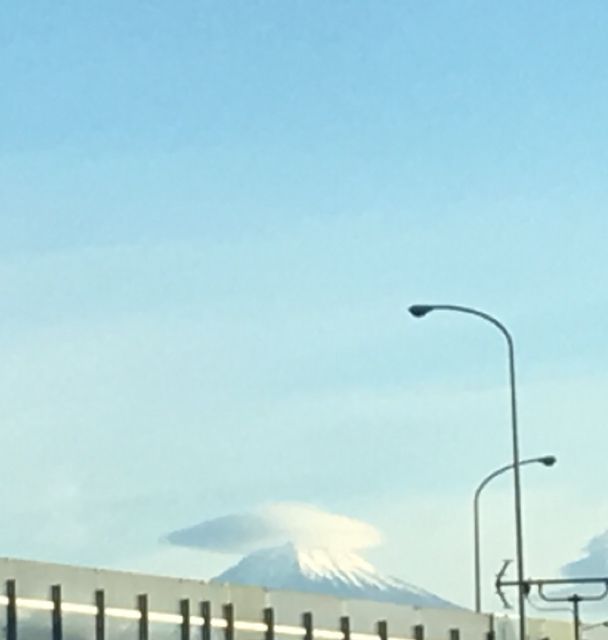 傘を被って富士山