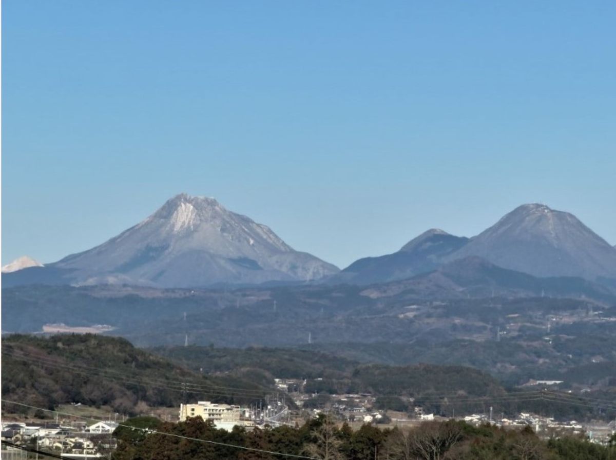 遠望する冬山の眺め