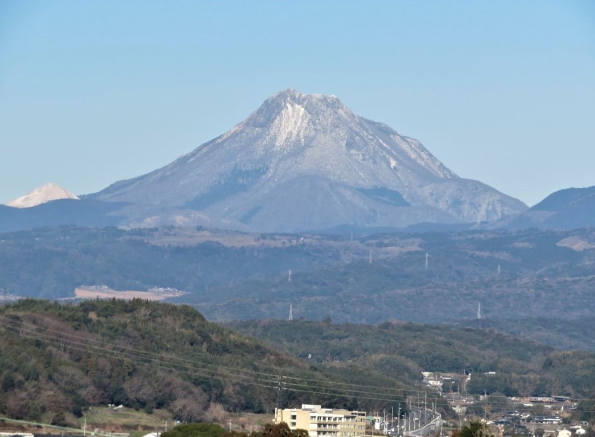 遠望する冬山の眺め