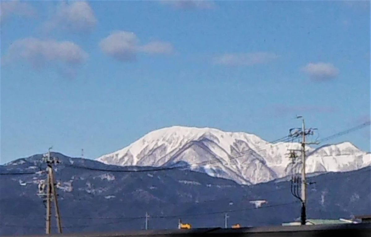 昨日の雪で山が真っ白に