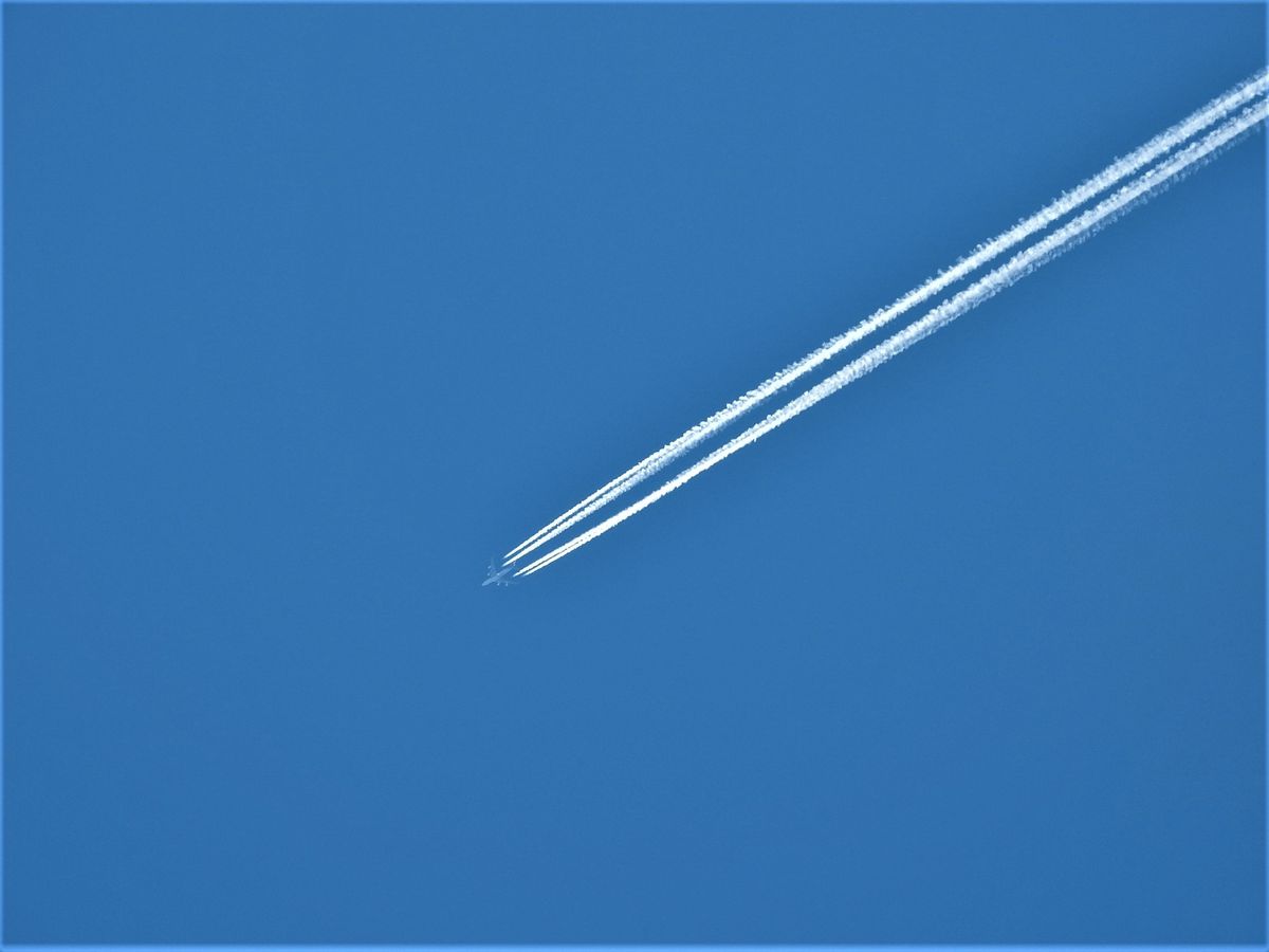 青い空に飛行機雲が