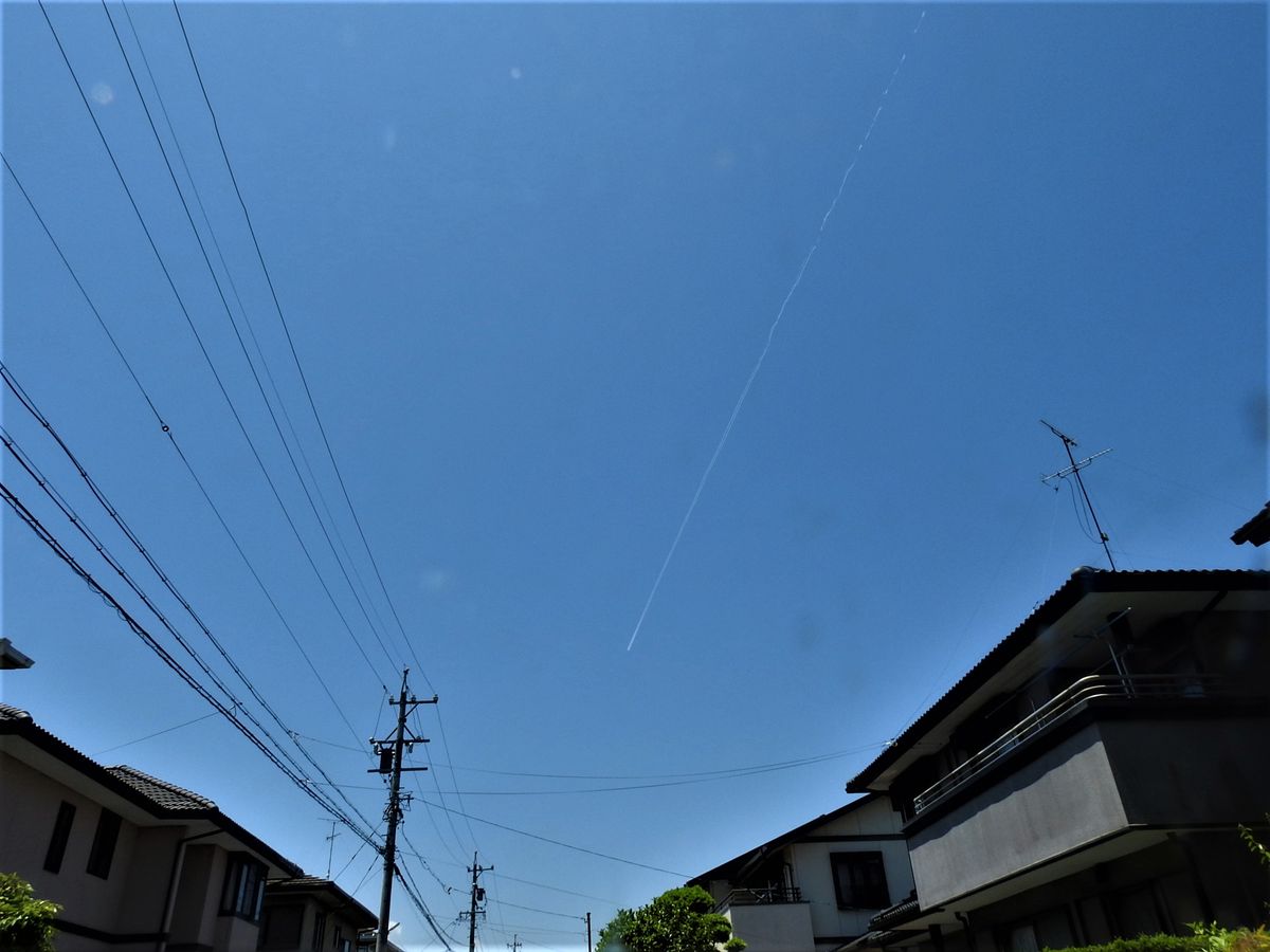 青い空に飛行機雲が