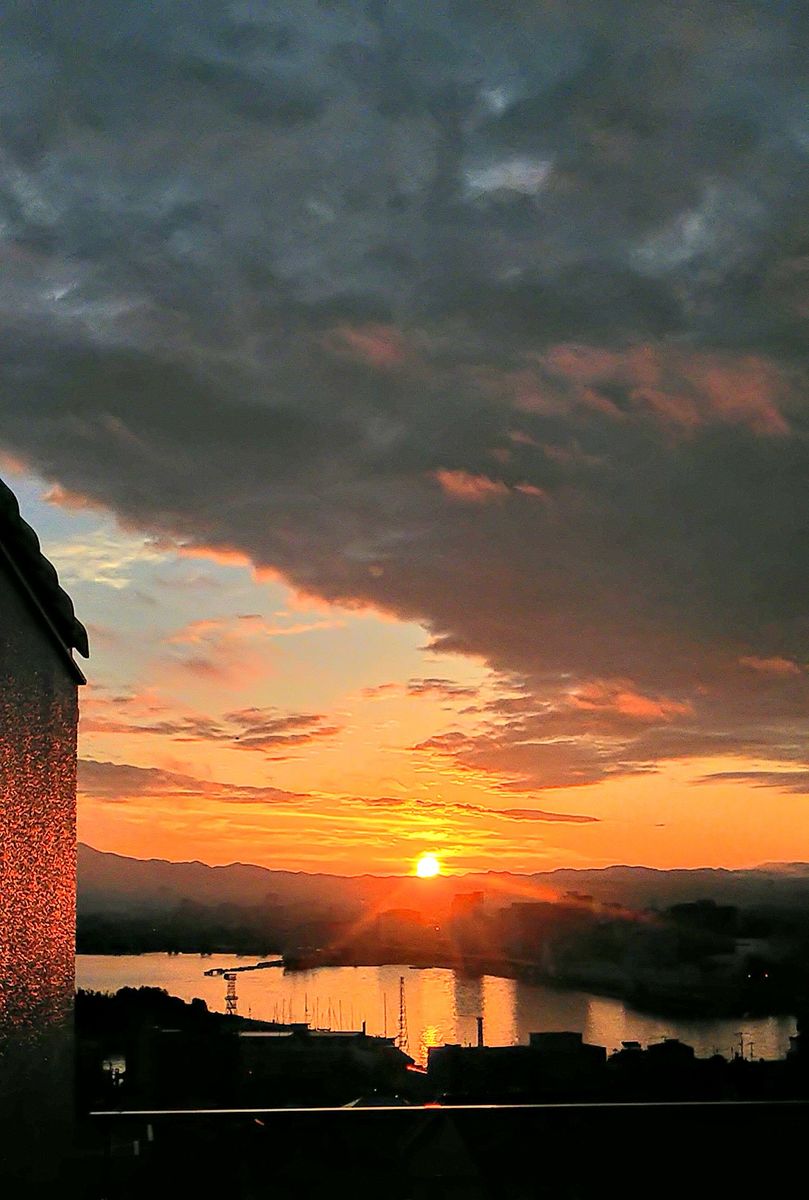 雲の多い日の出🌅