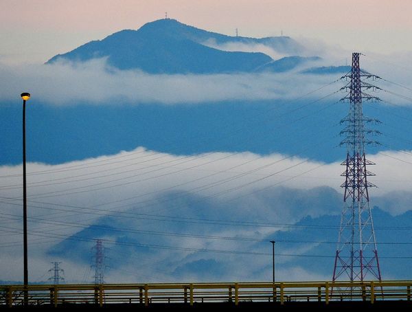 南アルプスにかかる雲と鉄塔