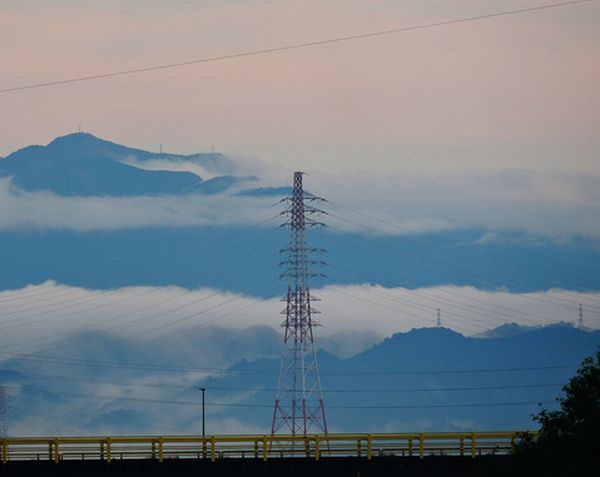 南アルプスにかかる雲と鉄塔