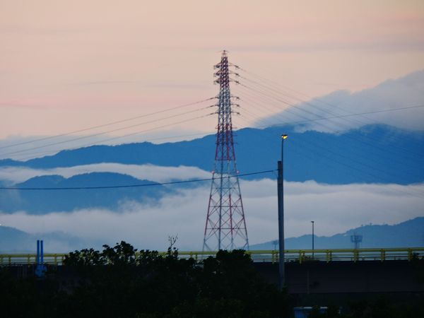 南アルプスにかかる雲と鉄塔