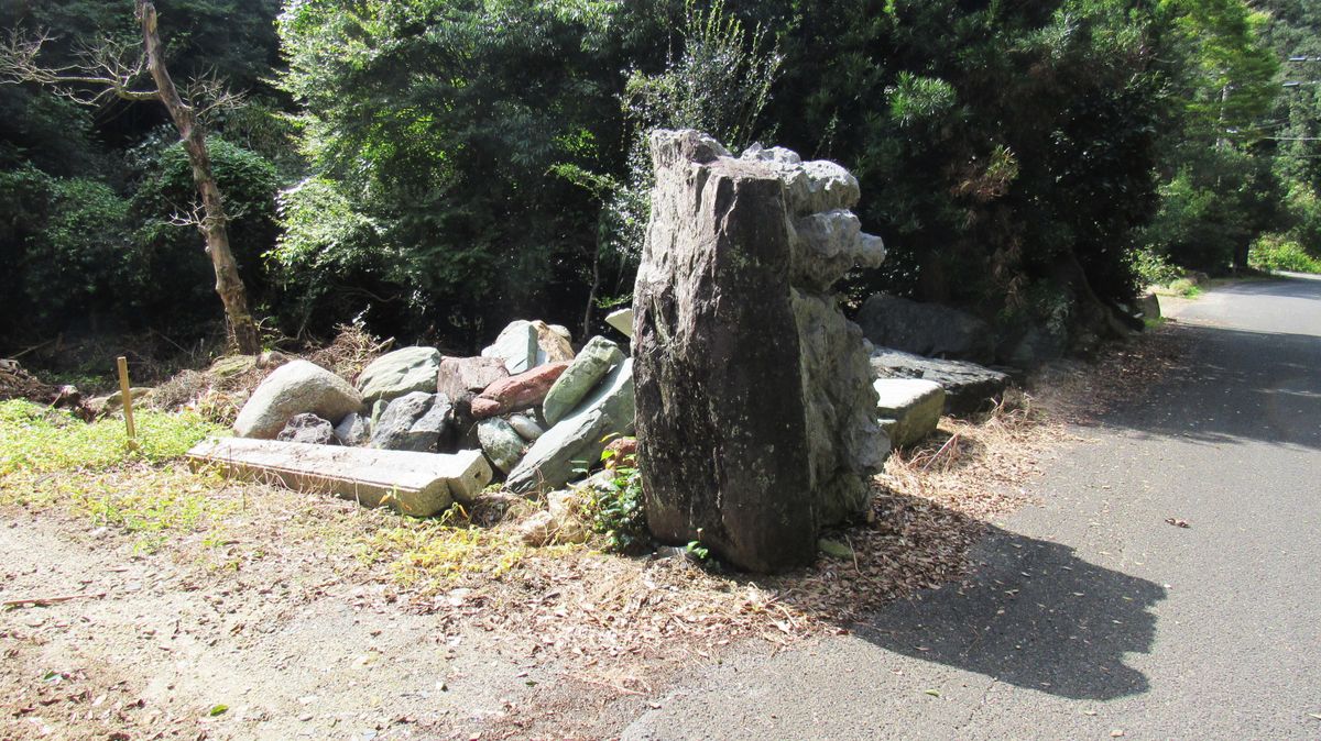 秋の散歩道-庭師さん家の庭石の置き場