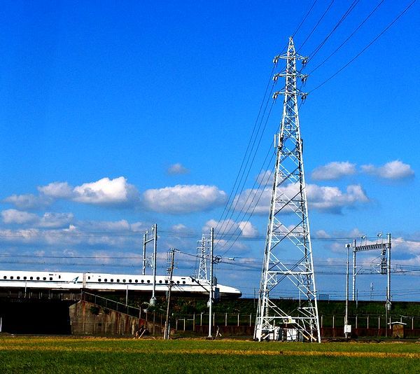 秋空～新幹線が走る