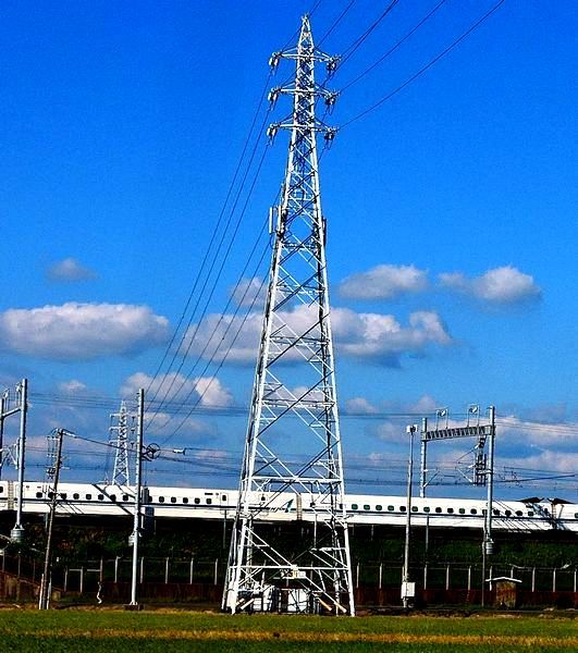 秋空～新幹線が走る