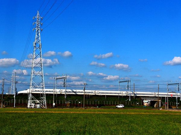 秋空～新幹線が走る