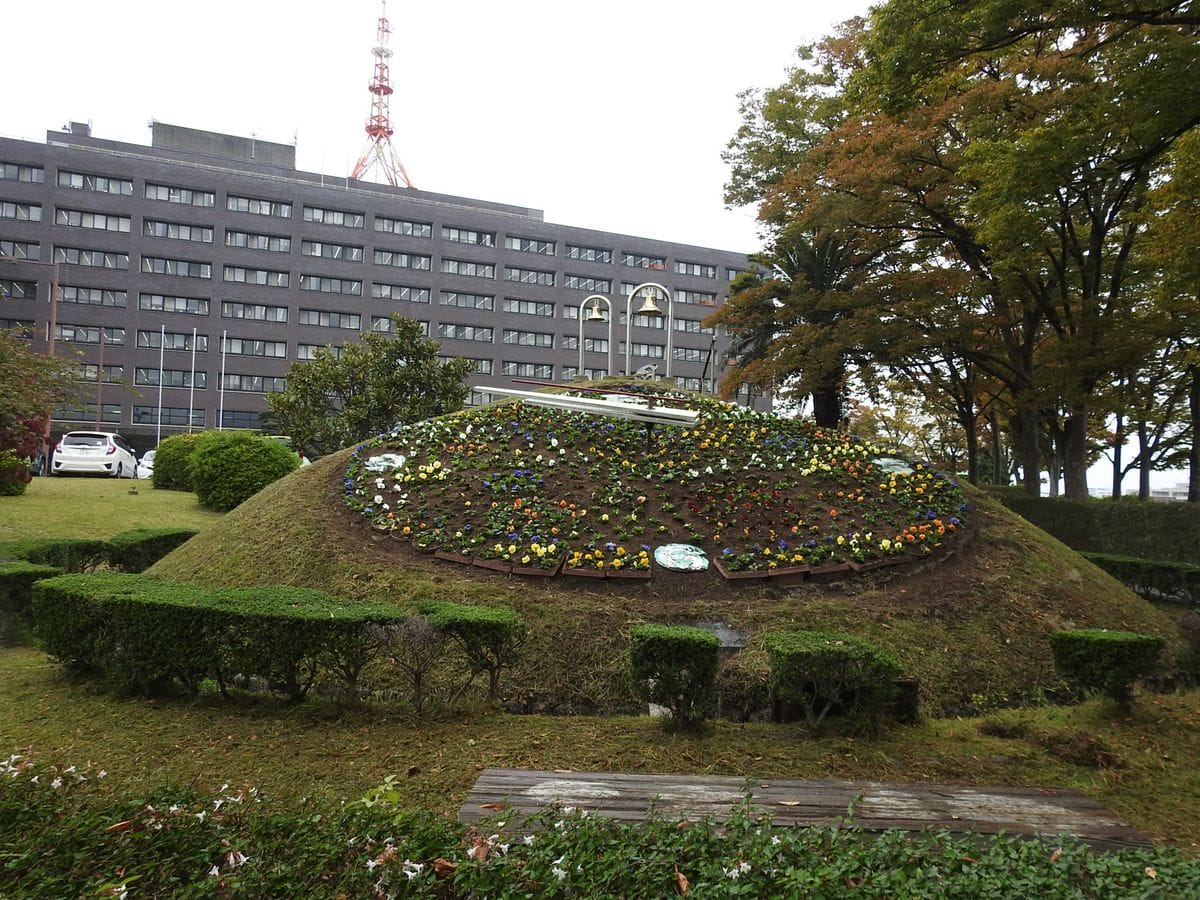 県庁時計台花壇への植え付け