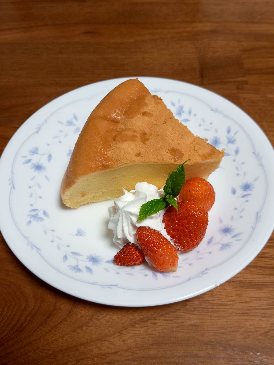 苺とシフォンケーキとさくらんぼ