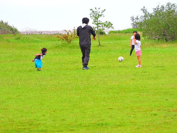 公園でサッカー