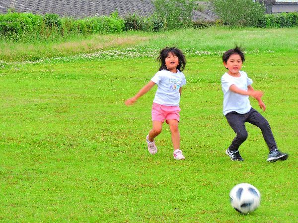 公園でサッカー