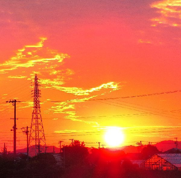 梅雨の晴れ間～朝焼けと鉄塔