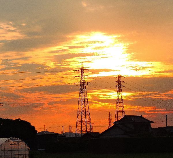 梅雨の晴れ間～朝焼けと鉄塔