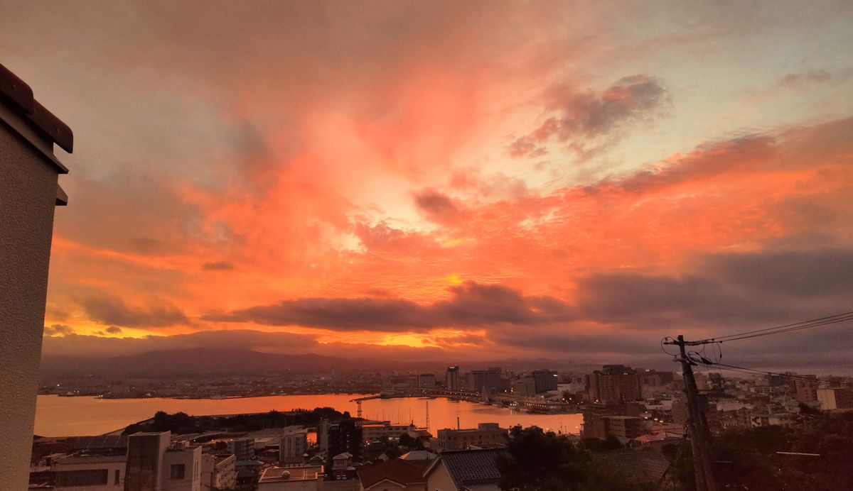 雲の多い朝焼け