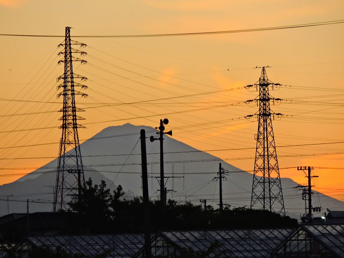 月と富士山と鉄塔と