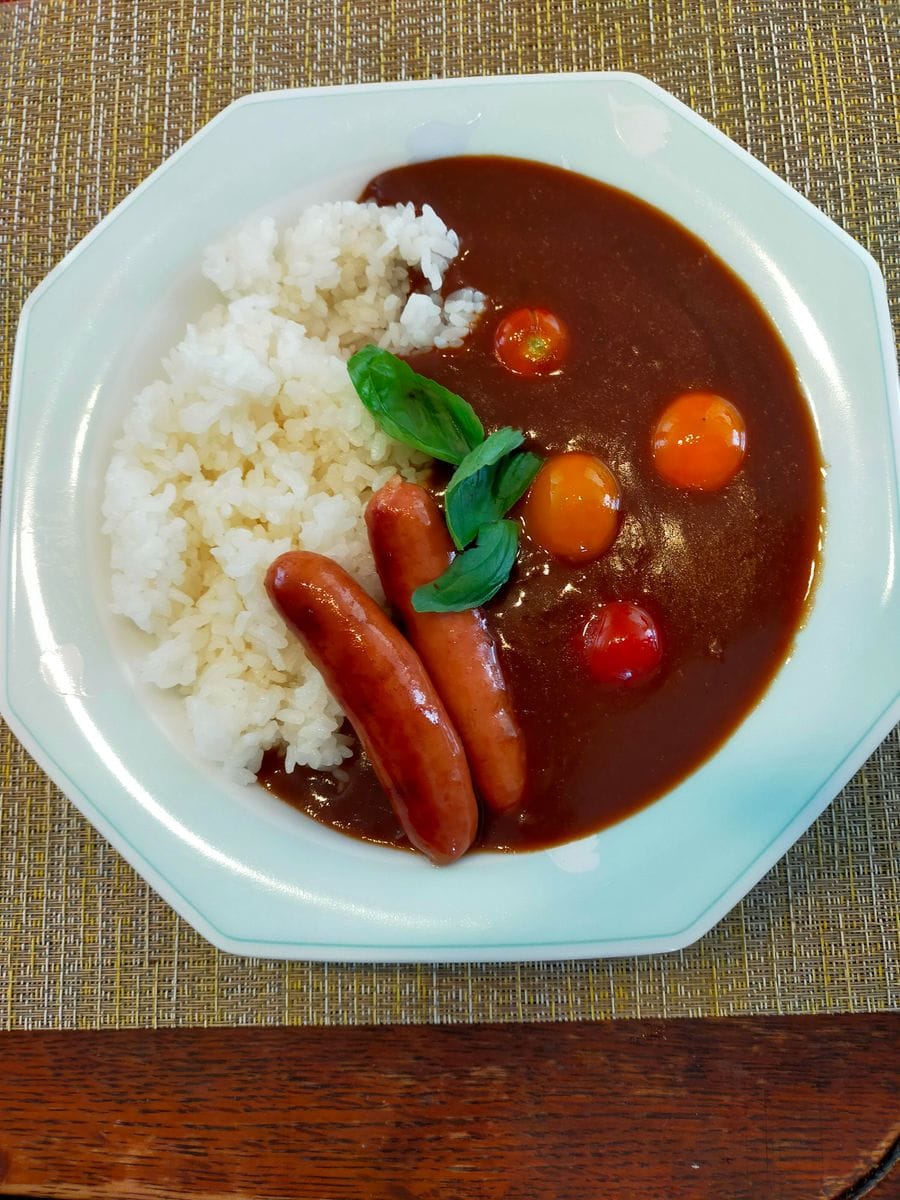 レトルトカレーにプチトマト