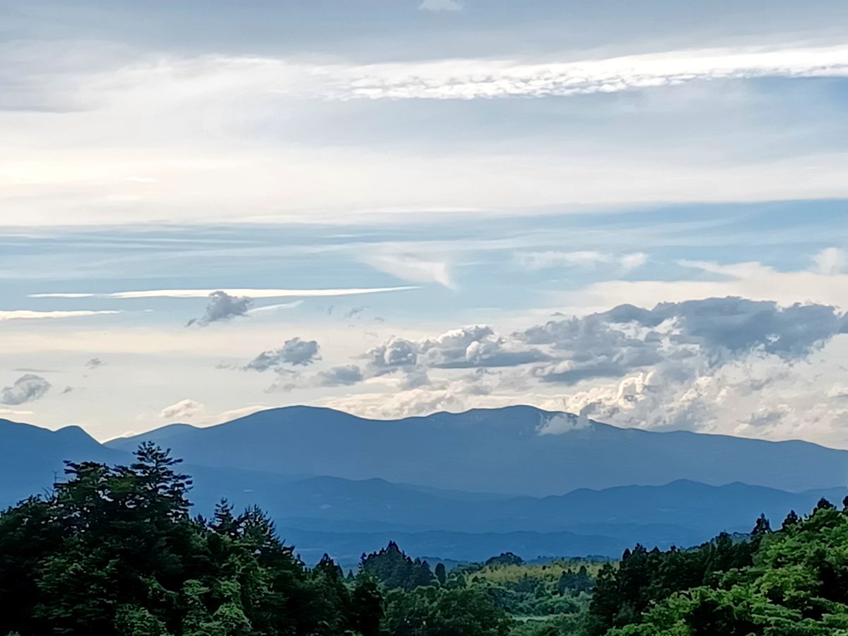 空と山