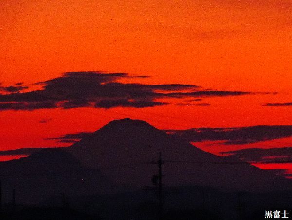 朝焼けの中の富士山