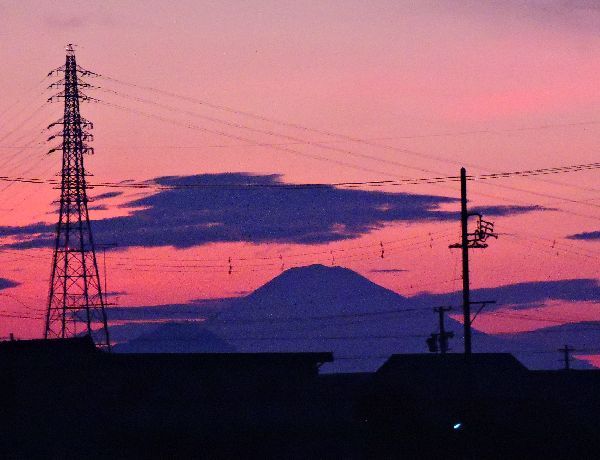 朝焼けの中の富士山