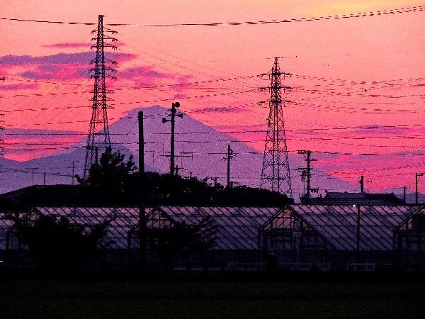 朝焼けの中の富士山