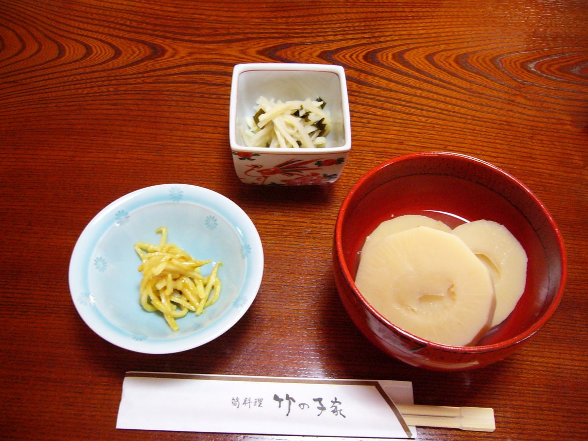 屋内に飾る目的のミニムスカリ育成　パート① ムスカリの前に・・・お腹も植物で学習