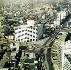 地上31メートルの空中庭園は花盛り～コマツビル屋上庭園の50年