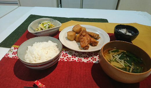 鳥手羽と里芋の生姜煮  白菜と塩昆布のゆずマヨ和え 春菊とえのき茸の味噌汁(｡•ᴗ•｡)♡ 